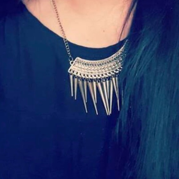 Statement necklace retro style with dangling spikes. - Picture 5 of 6